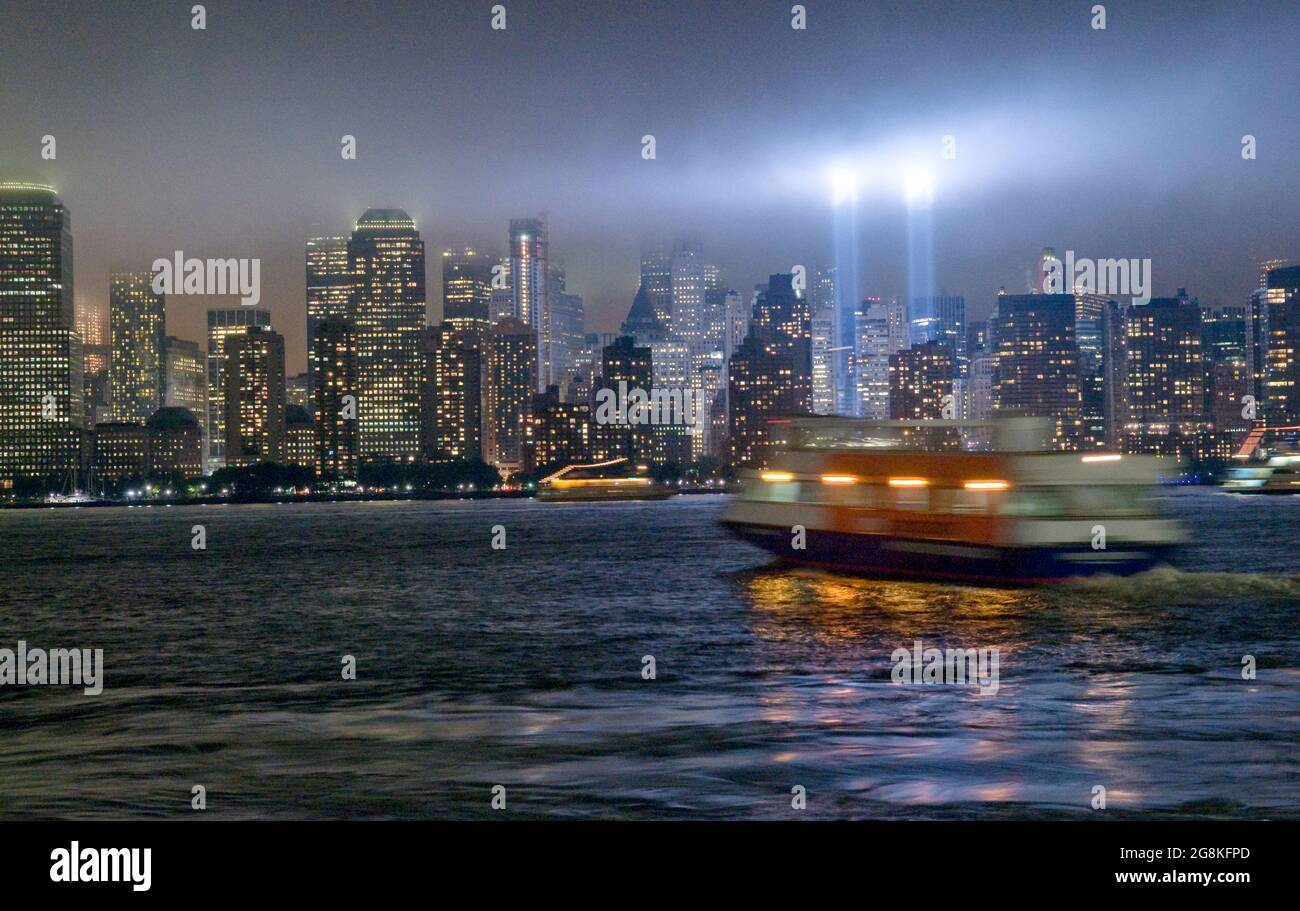Perfil del Bajo Manhattan y Tributo en Luz el 11 de septiembre Foto de stock