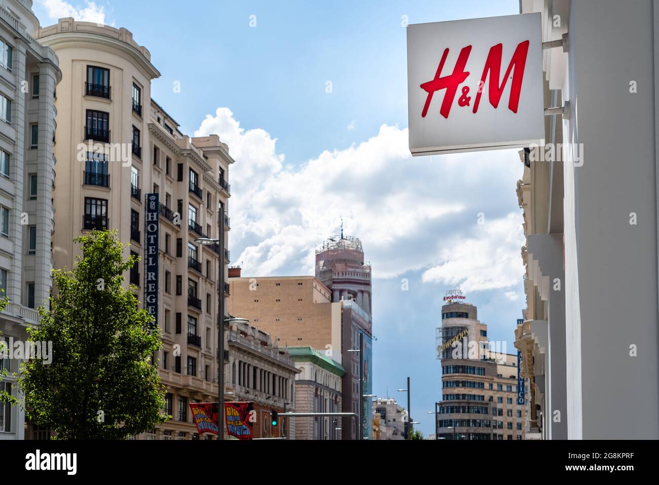 Madrid, España - 18 de junio de 2021: H&M tienda de moda firmar en Gran Via  contra el paisaje urbano. La emblemática avenida de Madrid famosa por sus  cines y tiendas Fotografía