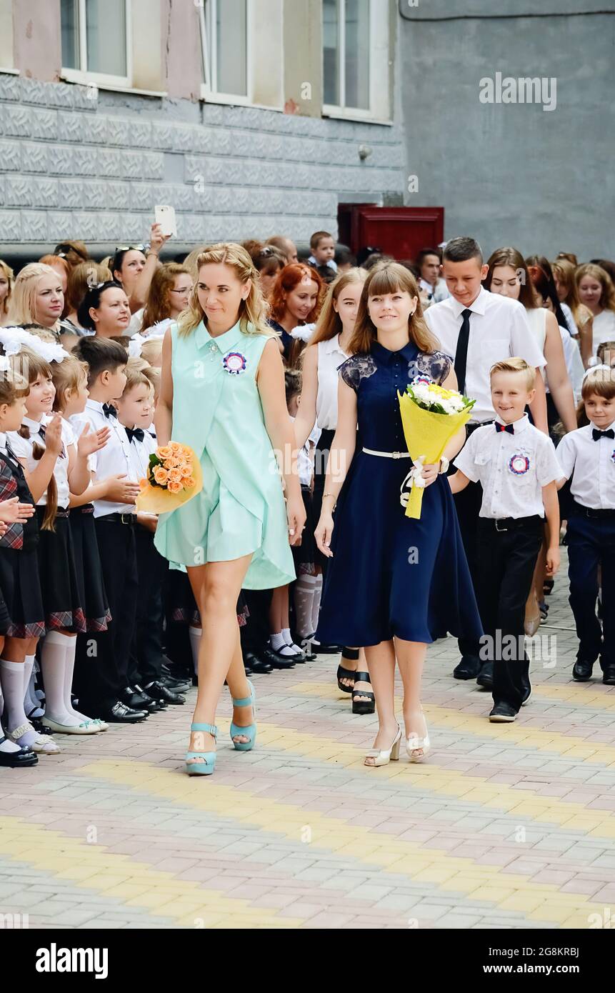 Kerch Rusia - 1 de septiembre de 2020 - los niños van a la escuela, a la  primera campana, a los niños con uniformes escolares, a los maestros y a  los padres