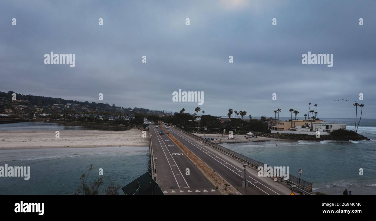 Coches en un pequeño puente sobre la playa de San Diego Foto de stock