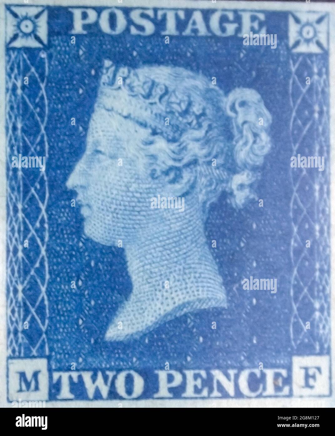 Sellos postales 'Two Penny Blue' de la Reina Victoria emitidos el 8 de mayo de 1840 después de un diseño de William Wyon Foto de stock
