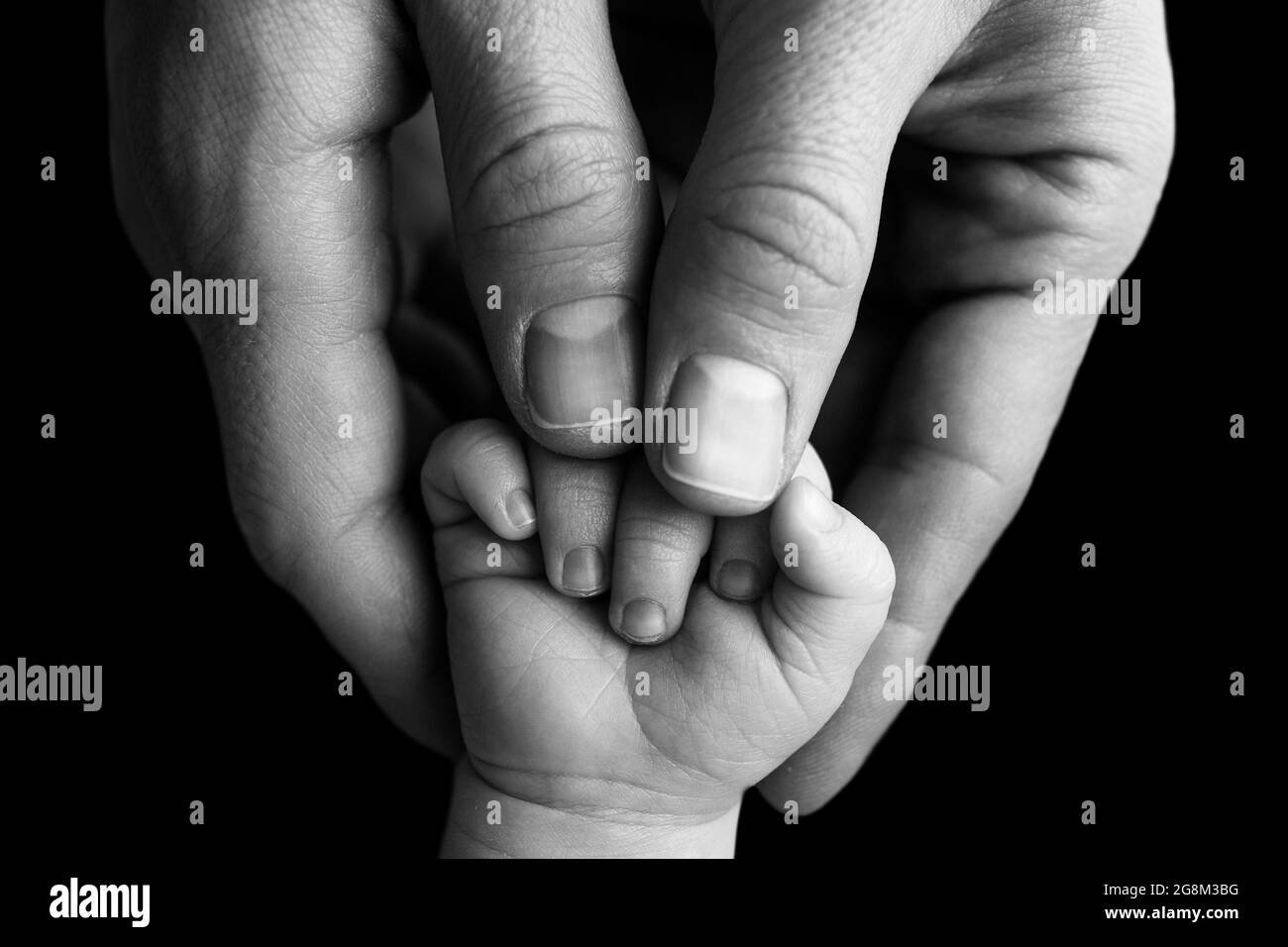 Padre sosteniendo las huellas del recién nacido . Mano de un bebé recién  nacido. Las manos de los padres y el bebé closeup Fotografía de stock -  Alamy