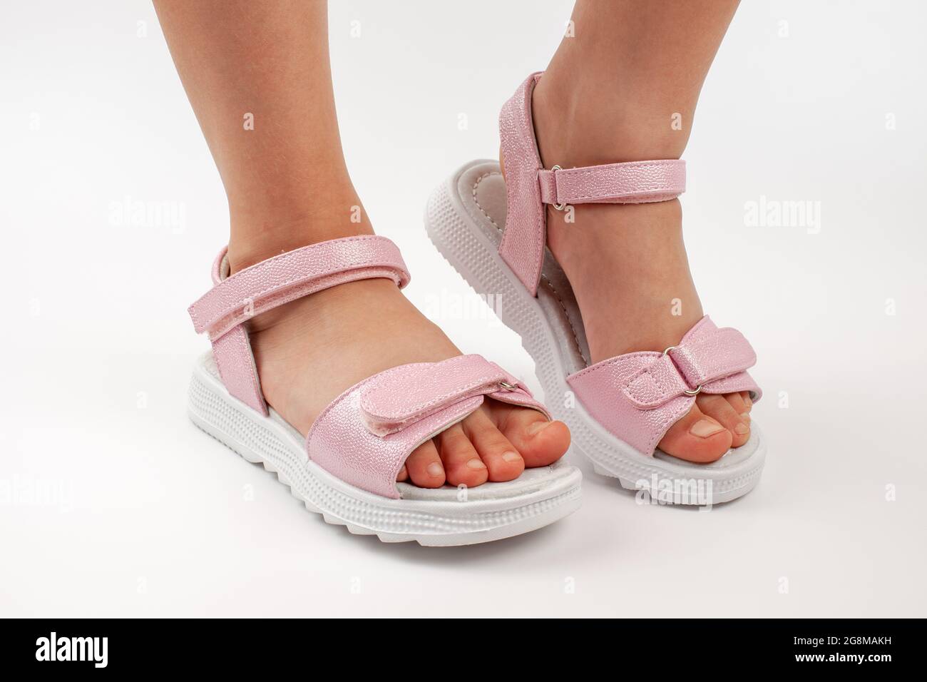 Sandalias con aislamiento rosa. Sandalias de color rosa para niños con  suela blanca y cierres de velcro aislados sobre fondo blanco. Zapatos de moda  para niños Fotografía de stock - Alamy