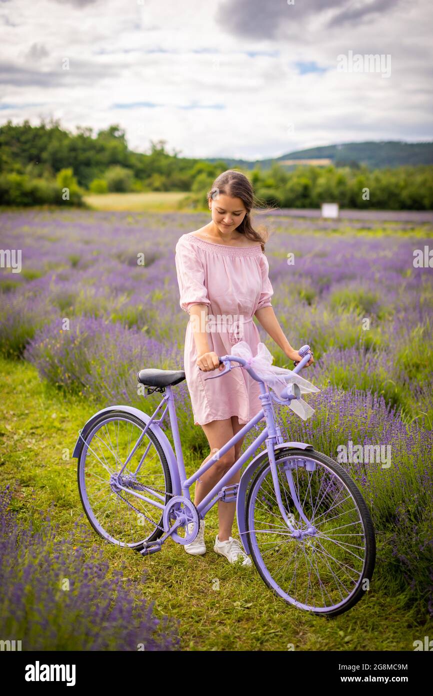 Mujer vestido de rosa con bicicleta retro en campo de lavanda, república  Checa Fotografía de stock - Alamy