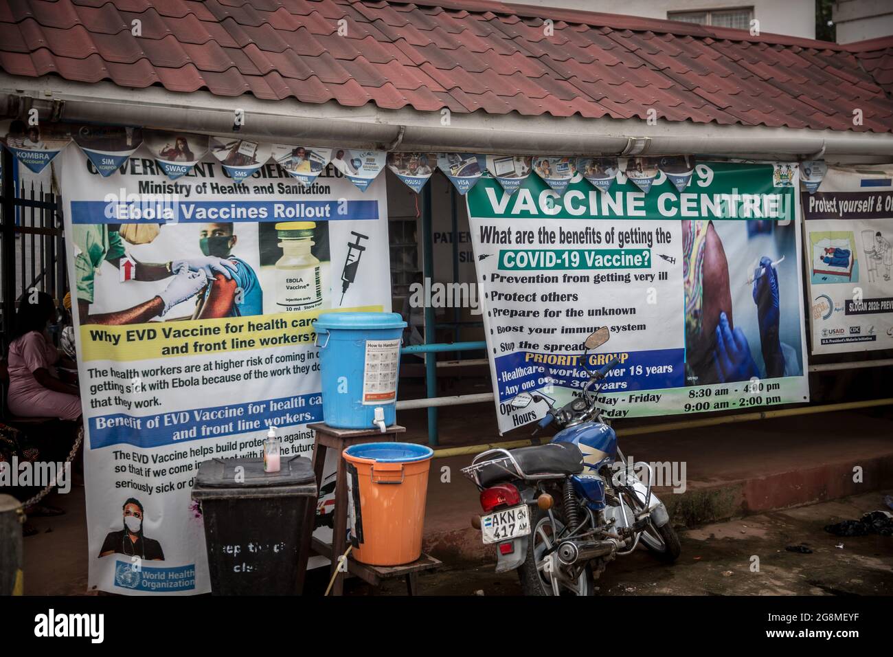 Freetown, Sierra Leona. 21st de julio de 2021. El Hospital Connaught, situado en el centro de Freetown, ofrece vacunas contra el ébola y contra el virus COVID-19. Sierra Leona está experimentando actualmente una tercera ola de casos de coronavirus. Crédito: SOPA Images Limited/Alamy Live News Foto de stock