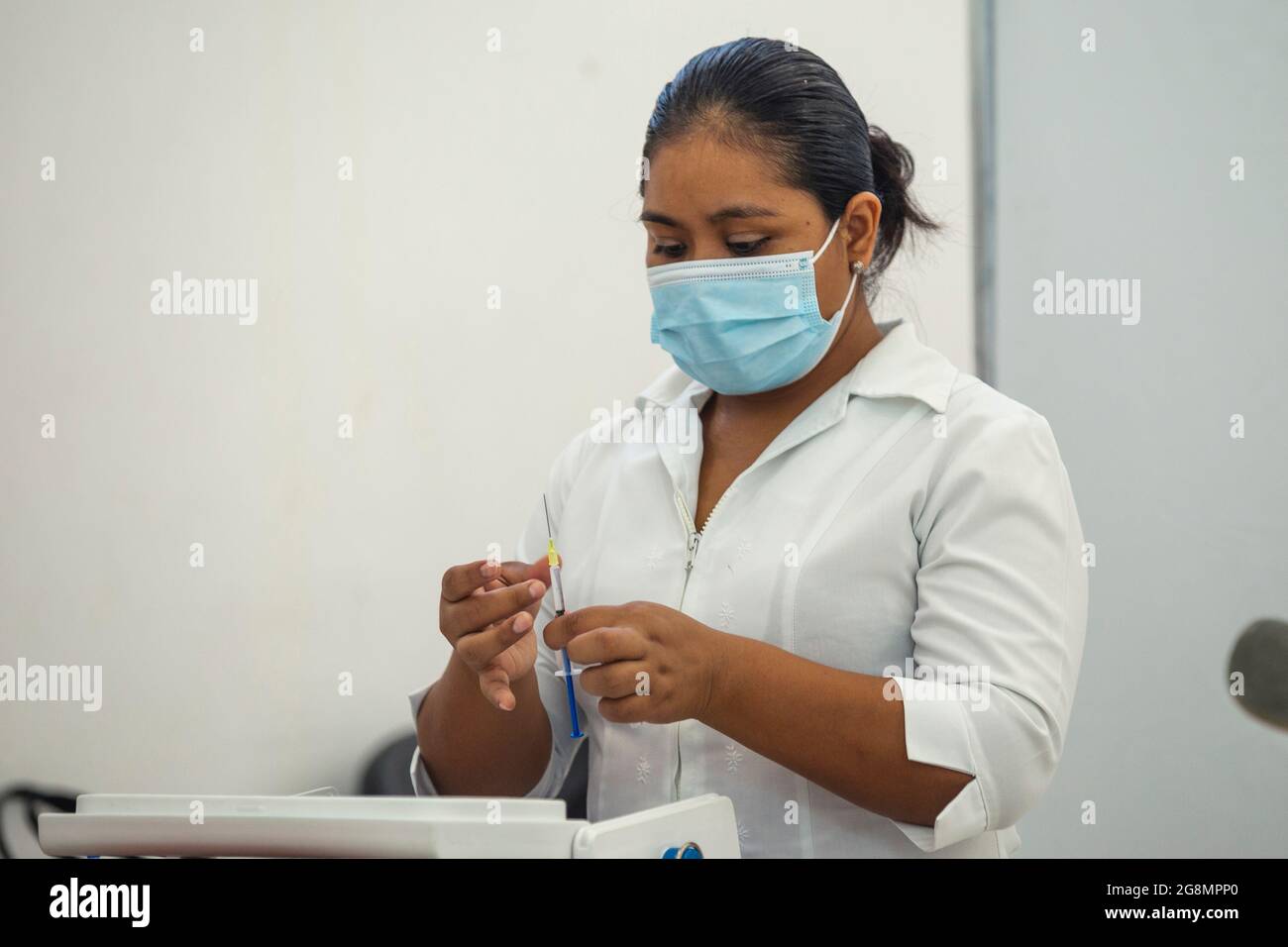 Playa del Carmen, México, 21 de julio de 2021: Una persona recibe una vacuna Covid-19, contra el SARS-CoV-2 que causa la enfermedad de Coronavirus, durante la campaña de vacunación doméstica para personas de 30-39 años de edad. Crédito: Natalia Pescador / Grupo Eyepix / Alamy Live News Foto de stock