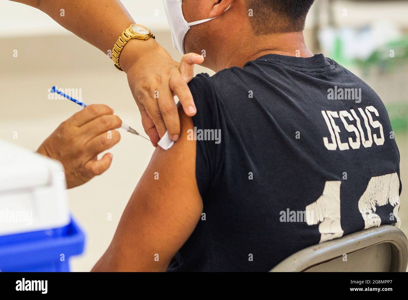 Playa del Carmen, México, 21 de julio de 2021: Una persona recibe una vacuna Covid-19, contra el SARS-CoV-2 que causa la enfermedad de Coronavirus, durante la campaña de vacunación doméstica para personas de 30-39 años de edad. Crédito: Natalia Pescador / Grupo Eyepix / Alamy Live News Foto de stock