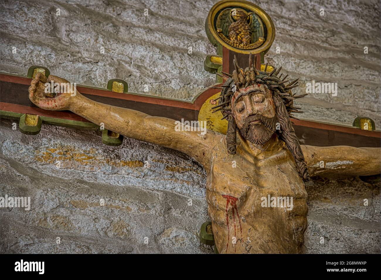 Jesús con la corona de espinas y un clavo a través de la mano, un viejo crucifijo coloreado del siglo 15th con pintura pelada, iglesia de Borrie, Suecia, Foto de stock