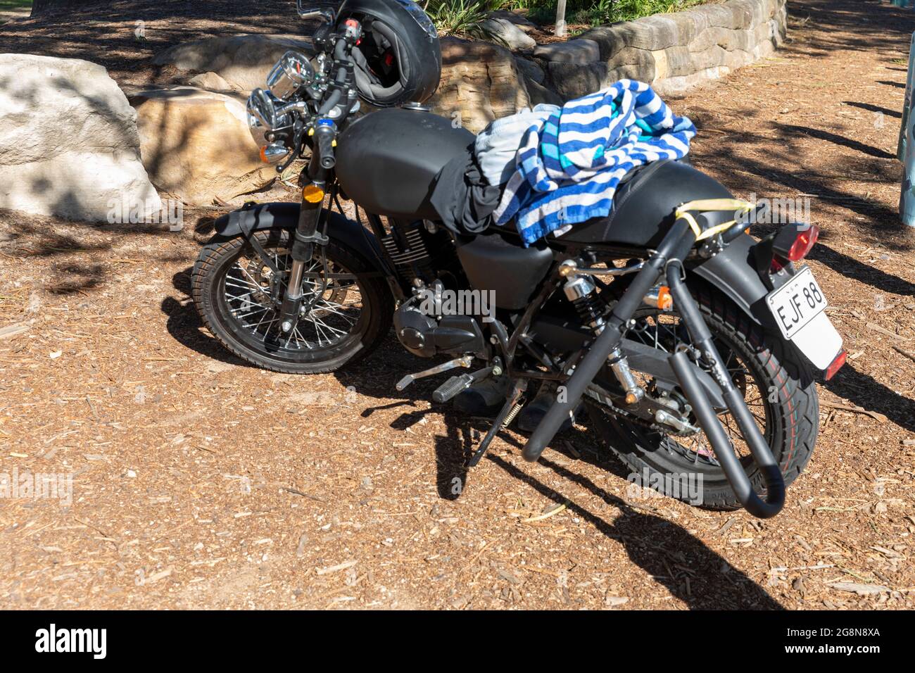 Surfistas moto en la playa con el soporte de tabla de surf instalado y el  surfista ha ido para un surf,Sydney,Australia Fotografía de stock - Alamy