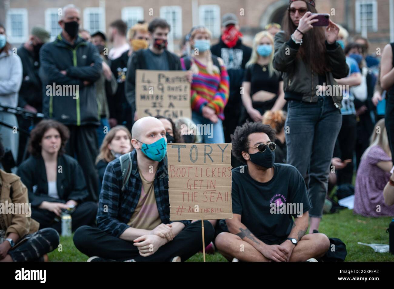Bristol, Reino Unido. 30th de marzo de 2021. La cuarta protesta de Bristol contra la ley de policía y crimen tiene lugar en College Green en el centro de la ciudad suroeste. Aproximadamente 500 manifestantes han resultado hasta ahora, escuchando discursos mientras la policía mantiene un perfil bajo. Foto de stock