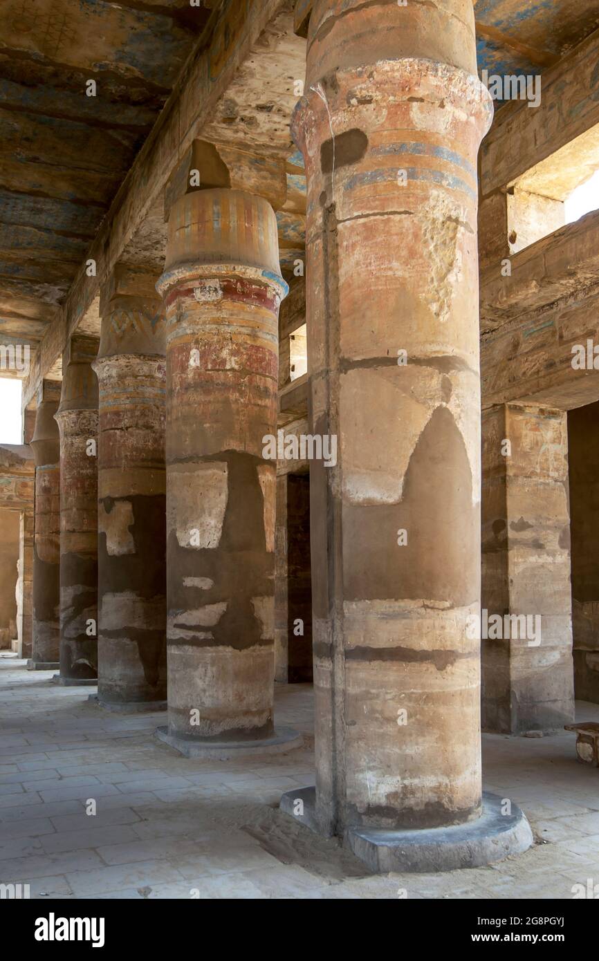 Una fila de columnas pintadas de postes de tienda dentro del Templo Festival de Thutmosis III, c. 1479-25 a.C. en el Templo de Karnak (Templo de Amón) en Luxor en Egipto. Foto de stock