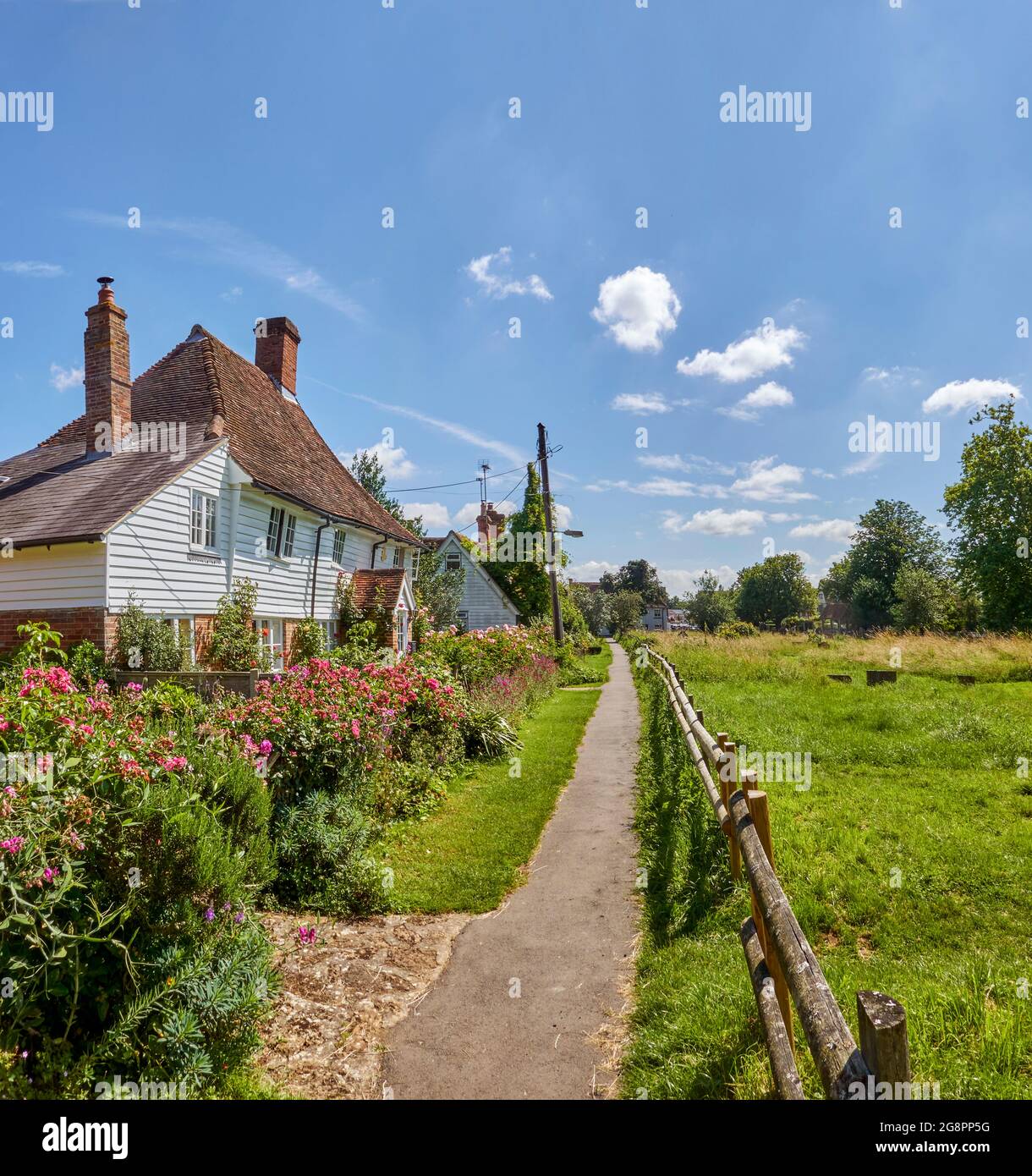 Headcorn Kent Church Walk y el cementerio de San Pedro y San Pablo