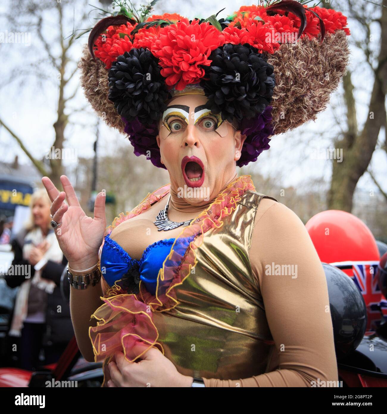 Bernadette participante en su traje 'Priscilla, Reina del Desierto', Desfile del Día de Año Nuevo de Londres (LNYPD), Inglaterra Foto de stock
