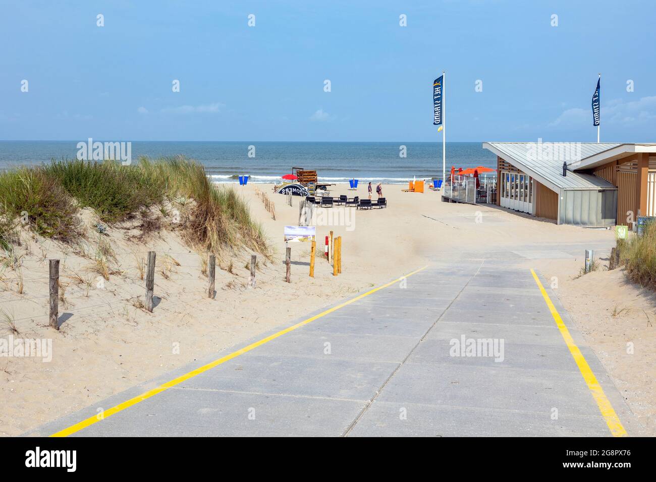 Verano a lo largo del Mar del Norte: Vista atractiva de la playa en Katwijk, Holanda del Sur, Holanda, un popular complejo costero. Foto de stock