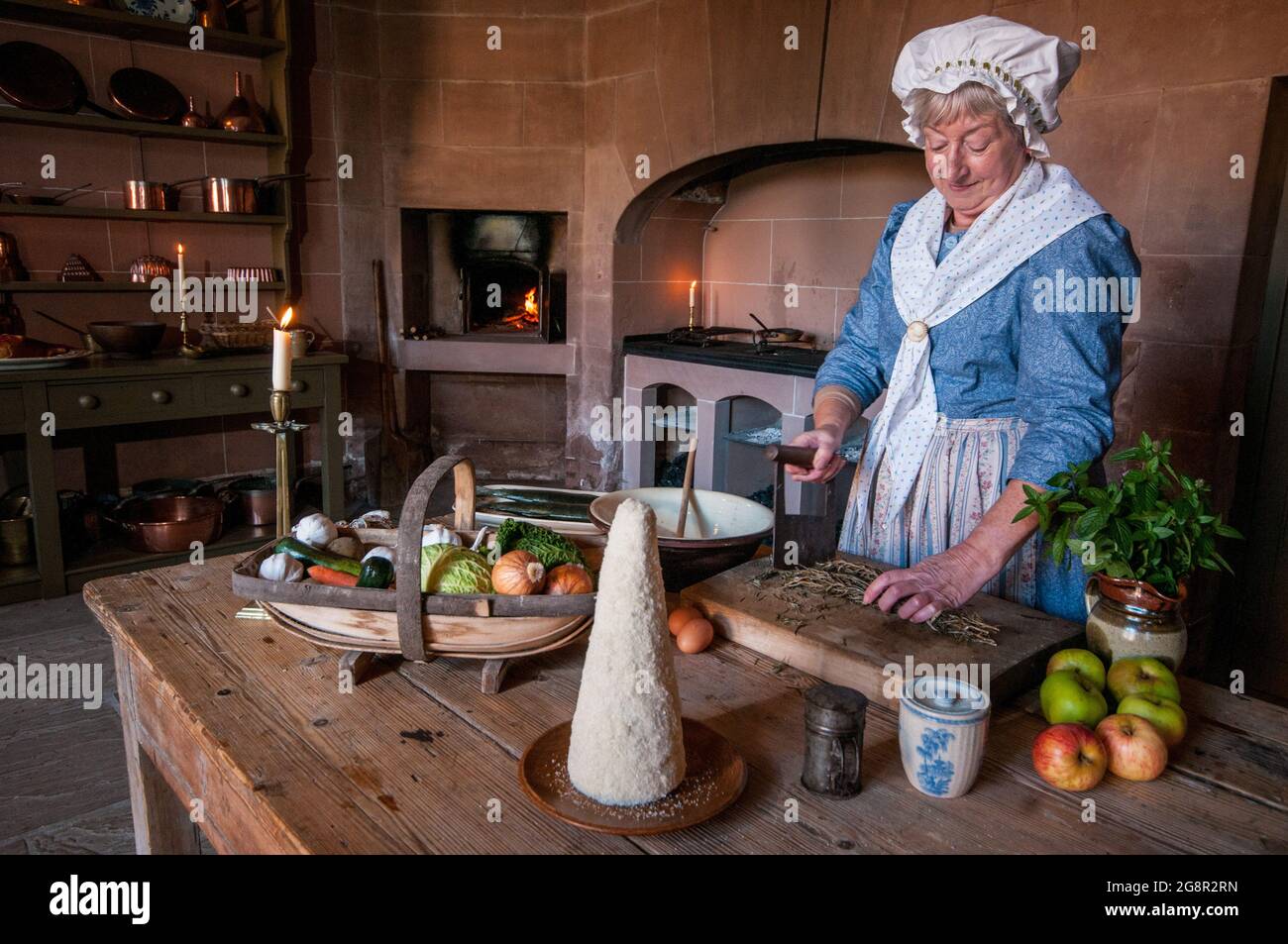 La cocina georgiana de Paxton House con el cocinero duro en el trabajo Foto de stock