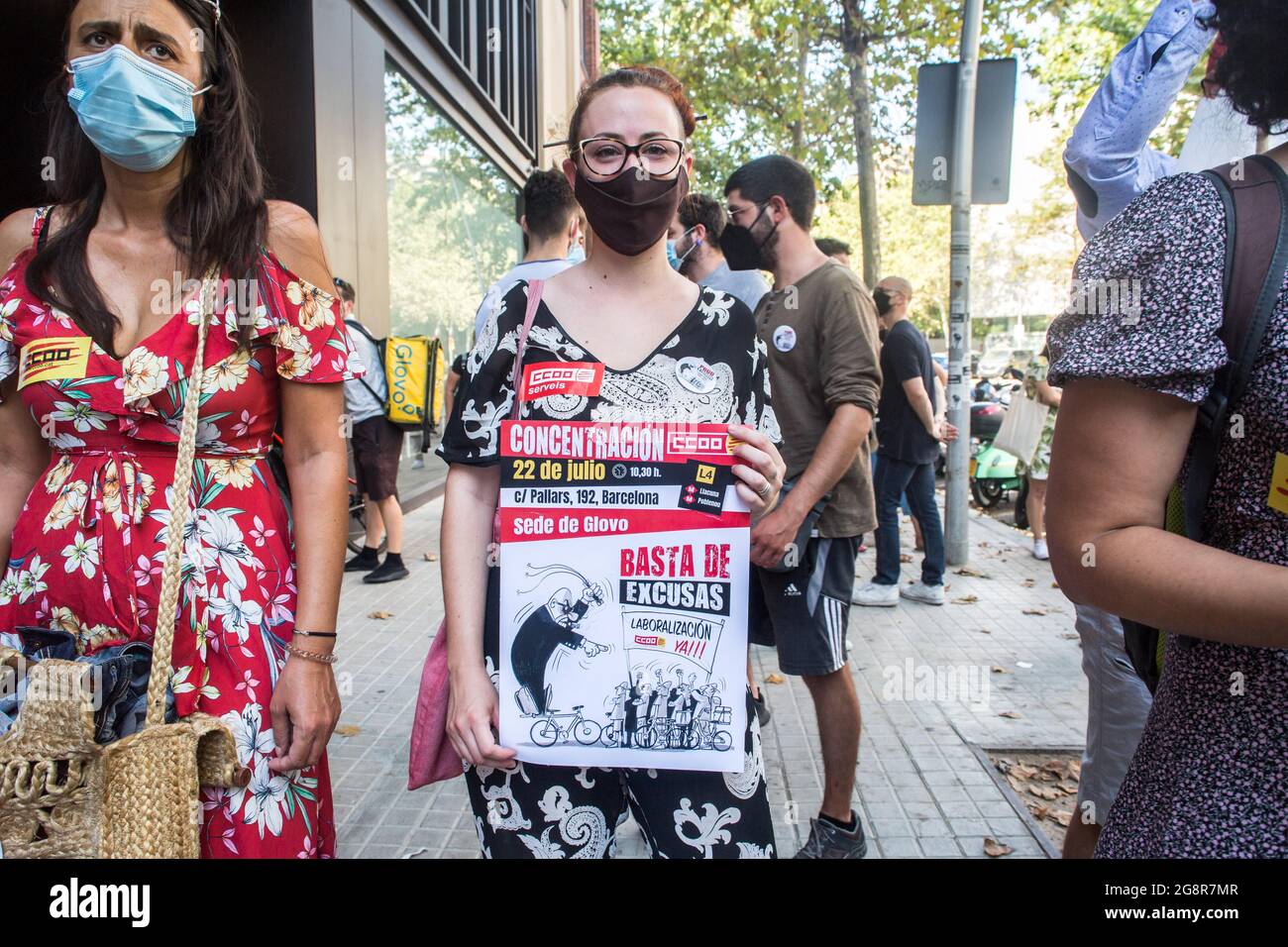 Aina Vidal, Diputada de España por Barcelona, se ve con una pancarta que  dice: 'Hay suficientes excusas para el empleo ahora' durante la  manifestación. Las Comisiones de los Trabajadores (CCOO) de Cataluña