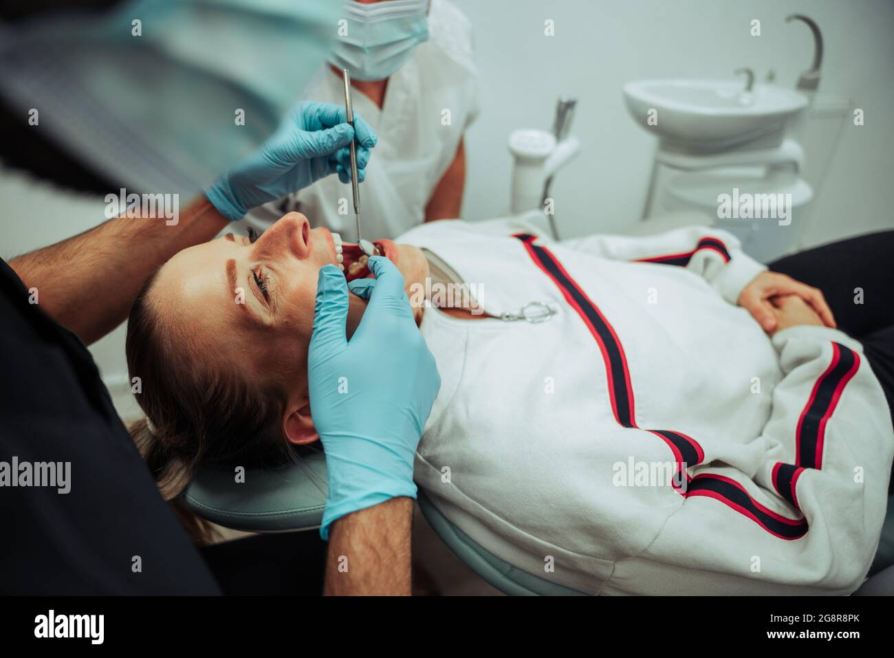 Ajuda Antiga Da Cirurgia Da Odontologia Dos Instrumentos Médicos Em Uma  Tabela De Madeira Foto de Stock - Imagem de antigo, dentista: 98248864