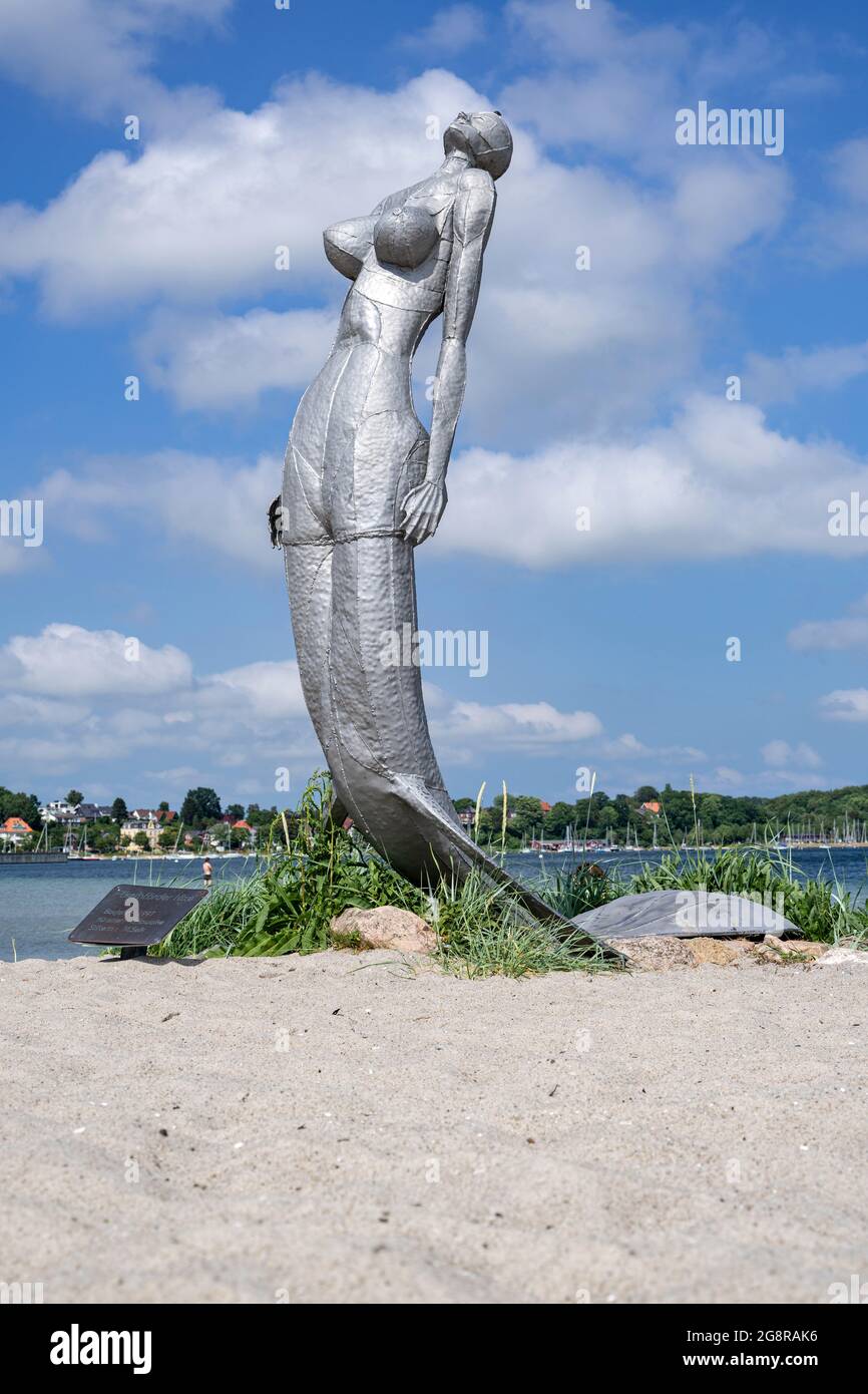 Estatua de la sirena en la playa de Eckernförde, Alemania Foto de stock