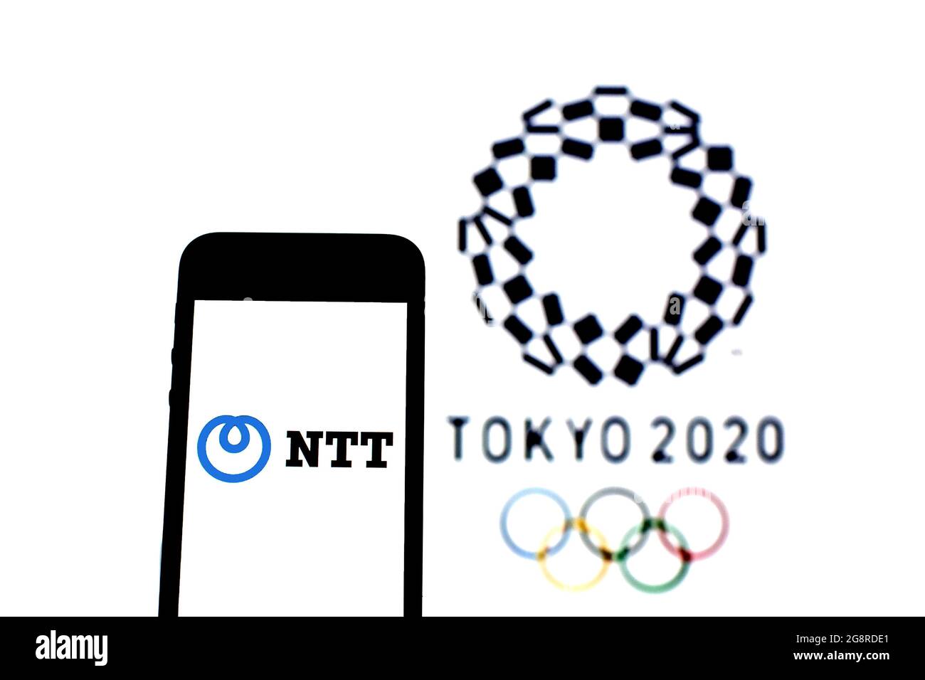 España. 20th de julio de 2021. En esta ilustración de la foto se muestra un logotipo de Nippon Telegraph y Telephone Corporation en un smartphone con el logotipo de los Juegos Olímpicos de Tokio 2020 en segundo plano. Crédito: SOPA Images Limited/Alamy Live News Foto de stock