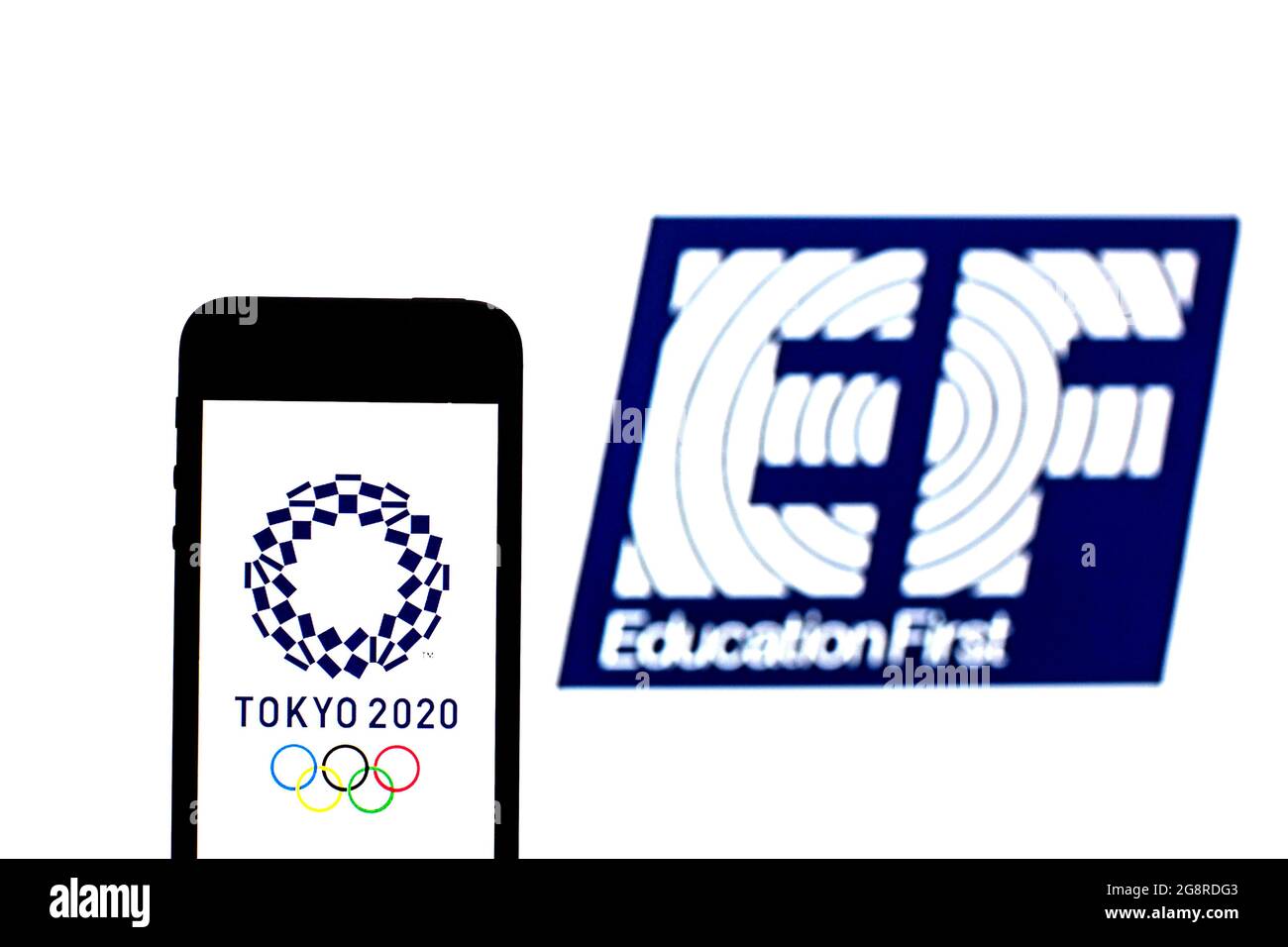 España. 20th de julio de 2021. En esta ilustración de la foto se muestra el logotipo de los Juegos Olímpicos de Tokio 2020 en un smartphone con el logotipo de EF Education First en segundo plano. Crédito: SOPA Images Limited/Alamy Live News Foto de stock