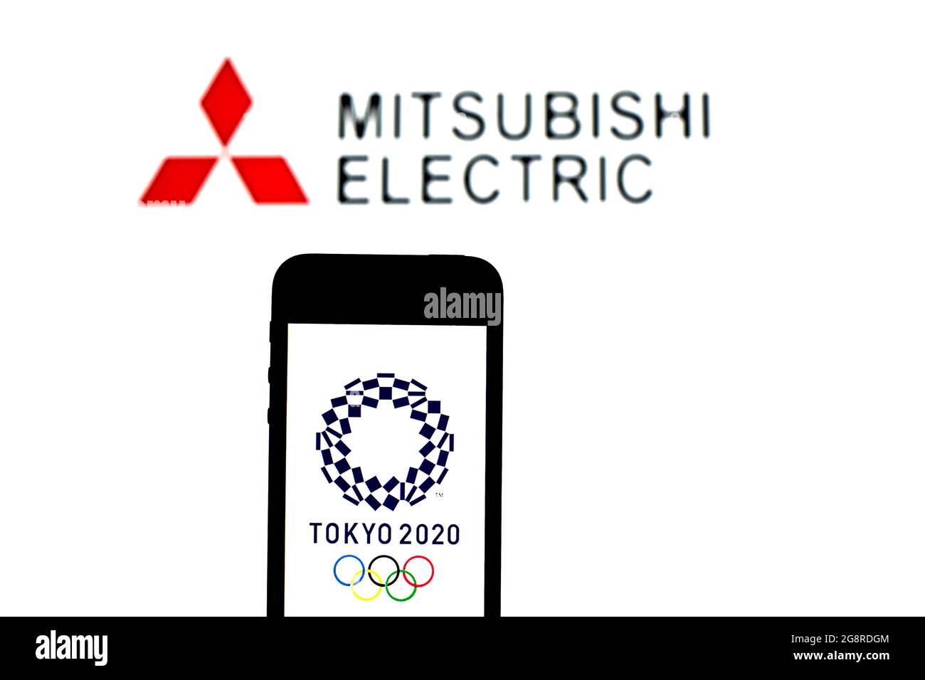 España. 20th de julio de 2021. En esta ilustración de la foto se muestra el logotipo de los Juegos Olímpicos de Tokio 2020 en un smartphone con el logotipo de Mitsubishi Electric Corporation en segundo plano. Crédito: SOPA Images Limited/Alamy Live News Foto de stock