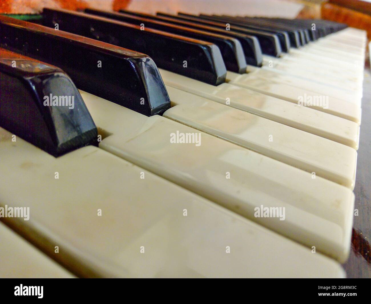 Piano antiguo en un club de pueblo. Teclas de piano en perspectiva. Música  en vivo. Instrumentos musicales antiguos Fotografía de stock - Alamy