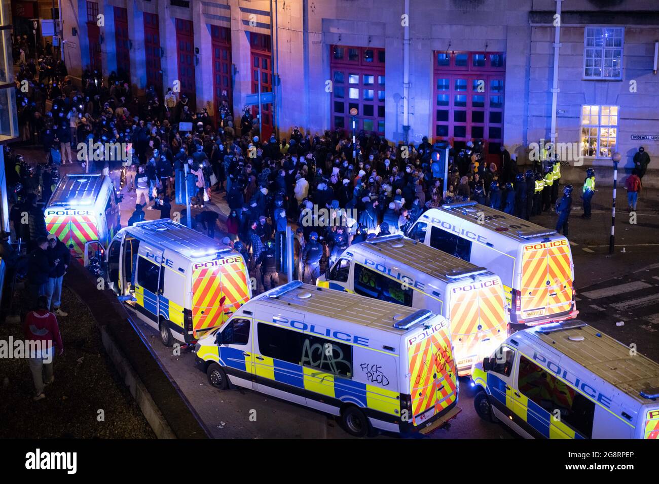 Bristol, Reino Unido. 21st de marzo de 2021. Los manifestantes atacaron a la policía después de que miles de personas asistieran a una protesta por el hecho de que los oficiales habían 'aconsejado trongly' contra unirse. Los oficiales sufrieron huesos rotos y los vehículos de la policía fueron incendiados cuando se desarrollaron escenas de enojo en el centro de la ciudad de Bristol. Temprano en el día, una gran multitud pacífica se había reunido para la manifestación de Kill the Bill en oposición a la Ley de Policía y Crimen, pero por la noche los manifestantes escalaron la Estación de Policía de Bridgewell, arrojaron fuegos artificiales a la multitud y empollaron graffiti en las paredes. Dos furgonetas de policía fueron incendiadas y se produjeron daños en una poli Foto de stock