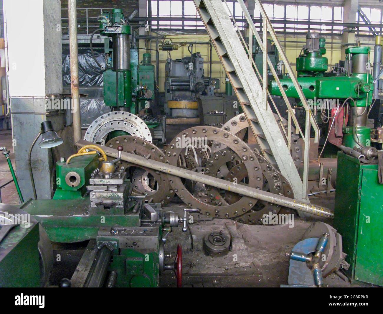 El piso de una fábrica de metalurgia del siglo pasado. El concepto de actualización de una flota de equipos o modernización de la producción en factorie Foto de stock