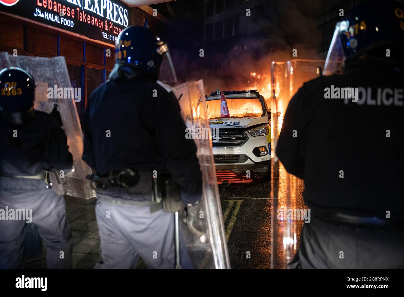 Bristol, Reino Unido. 21st de marzo de 2021. Los manifestantes atacaron a la policía después de que miles de personas asistieran a una protesta por el hecho de que los oficiales habían 'aconsejado trongly' contra unirse. Los oficiales sufrieron huesos rotos y los vehículos de la policía fueron incendiados cuando se desarrollaron escenas de enojo en el centro de la ciudad de Bristol. Temprano en el día, una gran multitud pacífica se había reunido para la manifestación de Kill the Bill en oposición a la Ley de Policía y Crimen, pero por la noche los manifestantes escalaron la Estación de Policía de Bridgewell, arrojaron fuegos artificiales a la multitud y empollaron graffiti en las paredes. Dos furgonetas de policía fueron incendiadas y se produjeron daños en una poli Foto de stock