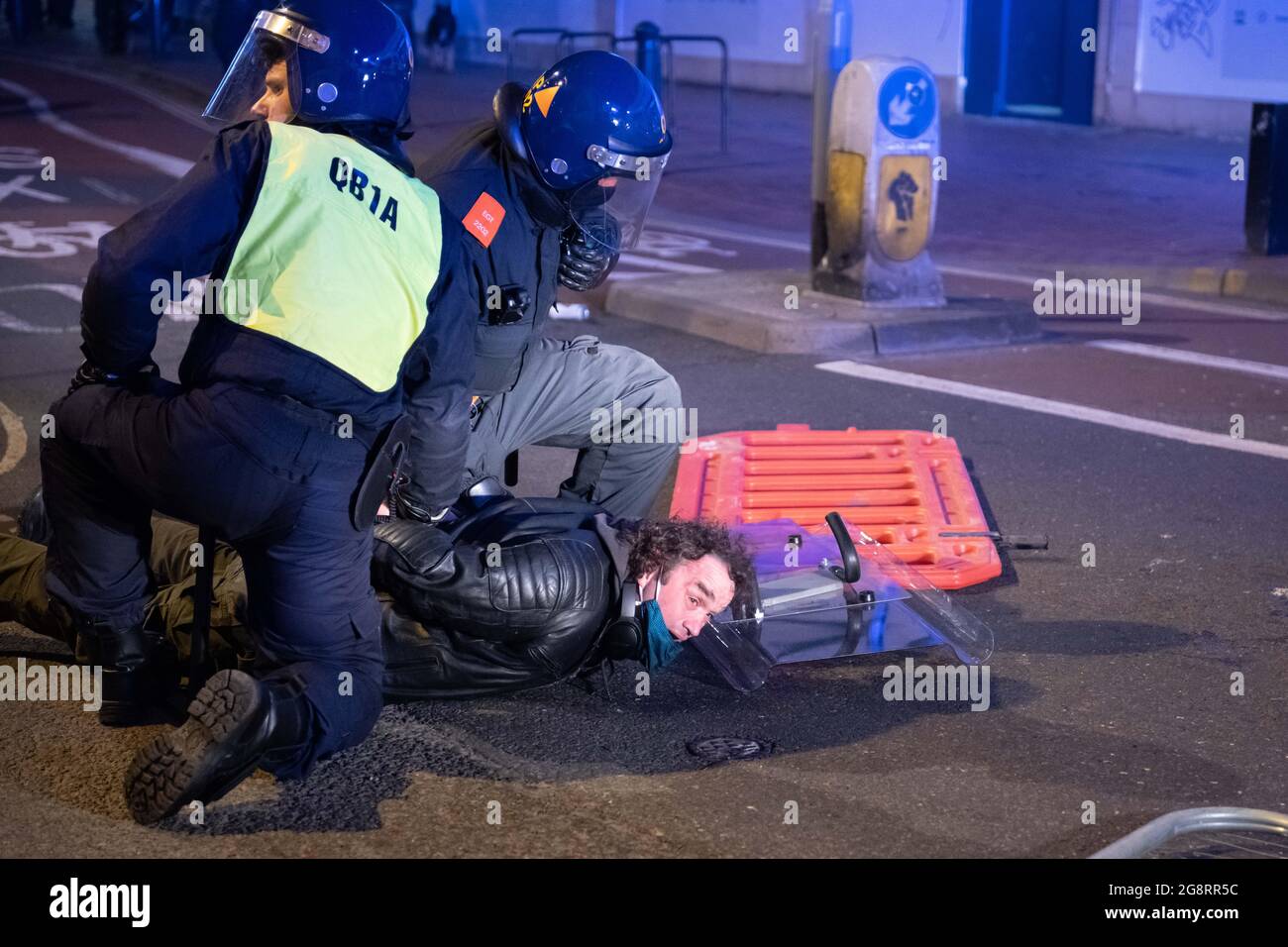 Bristol, Reino Unido. 21st de marzo de 2021. Los manifestantes atacaron a la policía después de que miles de personas asistieran a una protesta por el hecho de que los oficiales habían 'aconsejado trongly' contra unirse. Los oficiales sufrieron huesos rotos y los vehículos de la policía fueron incendiados cuando se desarrollaron escenas de enojo en el centro de la ciudad de Bristol. Temprano en el día, una gran multitud pacífica se había reunido para la manifestación de Kill the Bill en oposición a la Ley de Policía y Crimen, pero por la noche los manifestantes escalaron la Estación de Policía de Bridgewell, arrojaron fuegos artificiales a la multitud y empollaron graffiti en las paredes. Dos furgonetas de policía fueron incendiadas y se produjeron daños en una poli Foto de stock