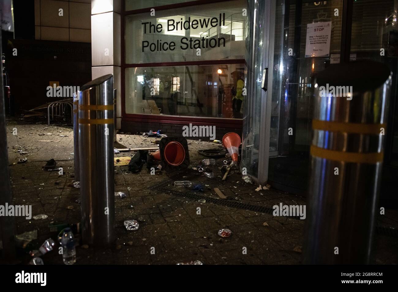 Bristol, Reino Unido. 21st de marzo de 2021. En la foto: La escena caótica fuera de la estación de policía de Bridgewell después de que el motín había terminado. / Los manifestantes atacaron a la policía después de que miles de personas asistieran a una protesta de que los oficiales habían 'aconsejado trongly' contra unirse. Los oficiales sufrieron huesos rotos y los vehículos de la policía fueron incendiados cuando se desarrollaron escenas de enojo en el centro de la ciudad de Bristol. Temprano en el día, una multitud muy pacífica se había reunido para la manifestación de Kill the Bill en oposición a la Ley de Policía y Crimen, pero por la noche los manifestantes escalaron la Estación de Policía de Bridgewell, arrojaron fuegos artificiales a la multitud y Foto de stock