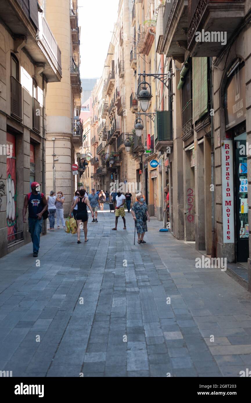 Barcelona, España; 19th de julio de 2021: Calle comercial en el centro de Barcelona con gente caminando, en pleno aumento en la incidencia de casos por COVID-19 Foto de stock