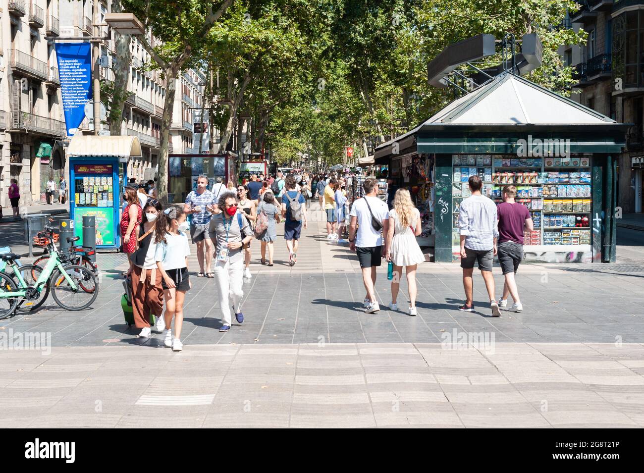 Barcelona, España; 19th de julio de 2021: Grupo de turistas paseando por las Ramblas de Barcelona durante el aumento de la incidencia de COVID-19 casos de Foto de stock