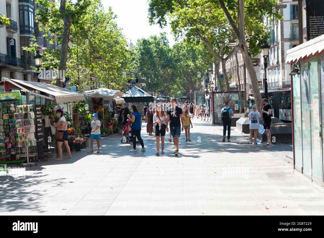 Barcelona, España; 19th de julio de 2021: Grupo de turistas paseando por las Ramblas de Barcelona durante el aumento de la incidencia de COVID-19 casos de Foto de stock