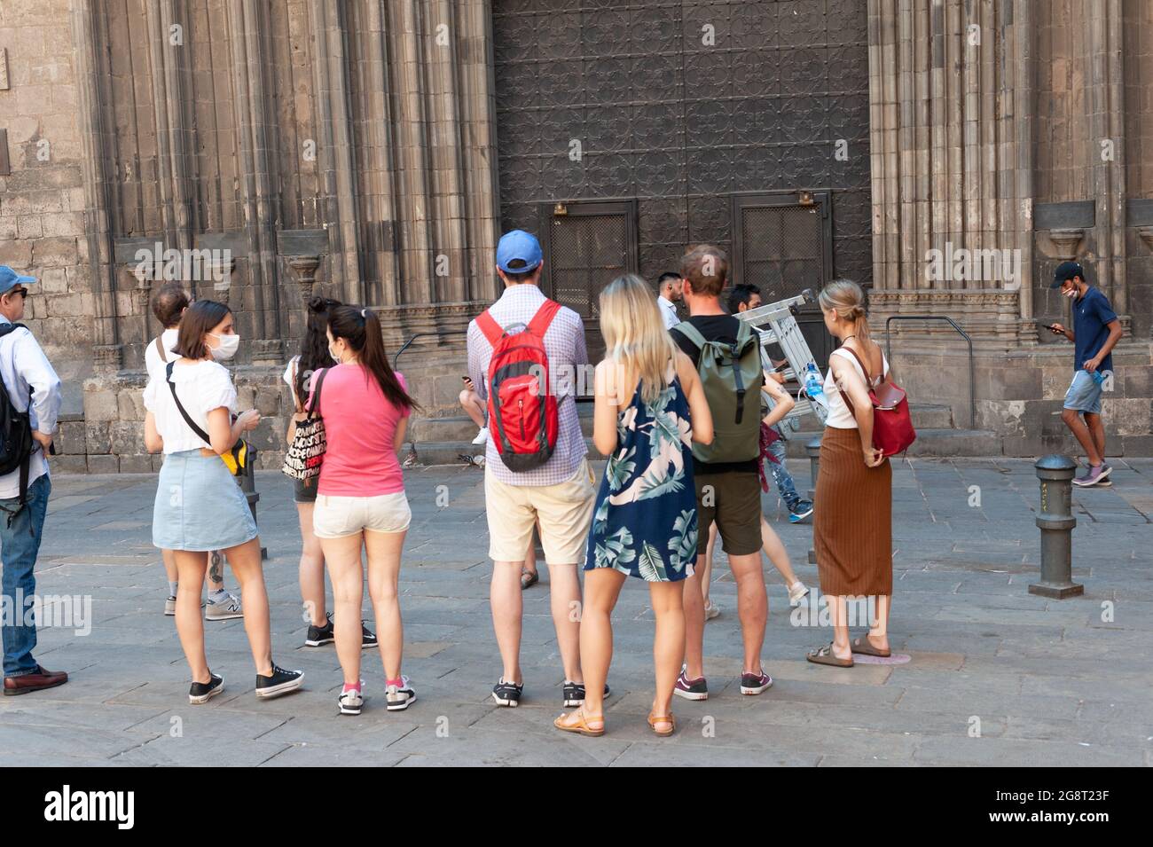 Barcelona, España; 19th de julio de 2021: Grupo de turistas que realizan una gira cultural en el centro de Barcelona, en pleno aumento de la incidencia de casos por COVID- Foto de stock