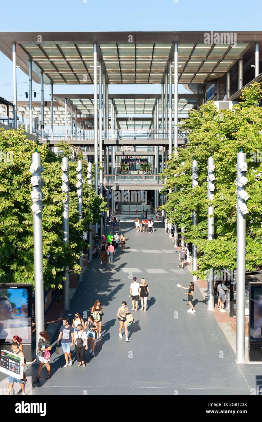 Barcelona, España; 19th de julio de 2021: Vista del paseo central del centro comercial La Maquinista de Barcelona con gente caminando y de compras Foto de stock