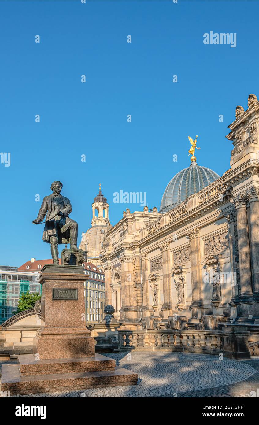 Monumento de Gottfried Semper en la terraza Bruehls en Dresden, Sajonia, Alemania Foto de stock