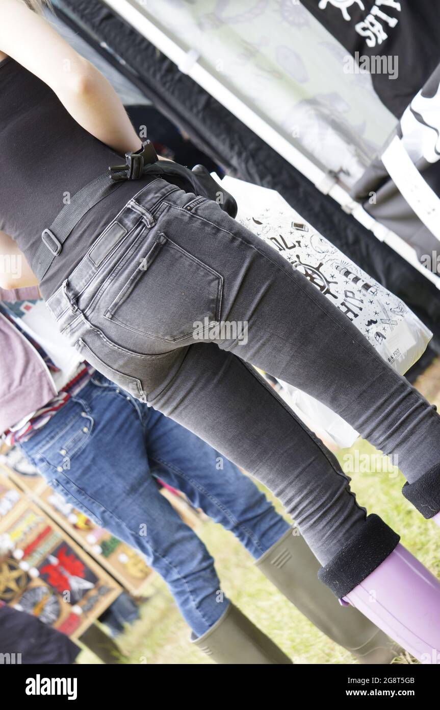 Chica con jeans negros ajustados y descoloridos Fotografía stock -