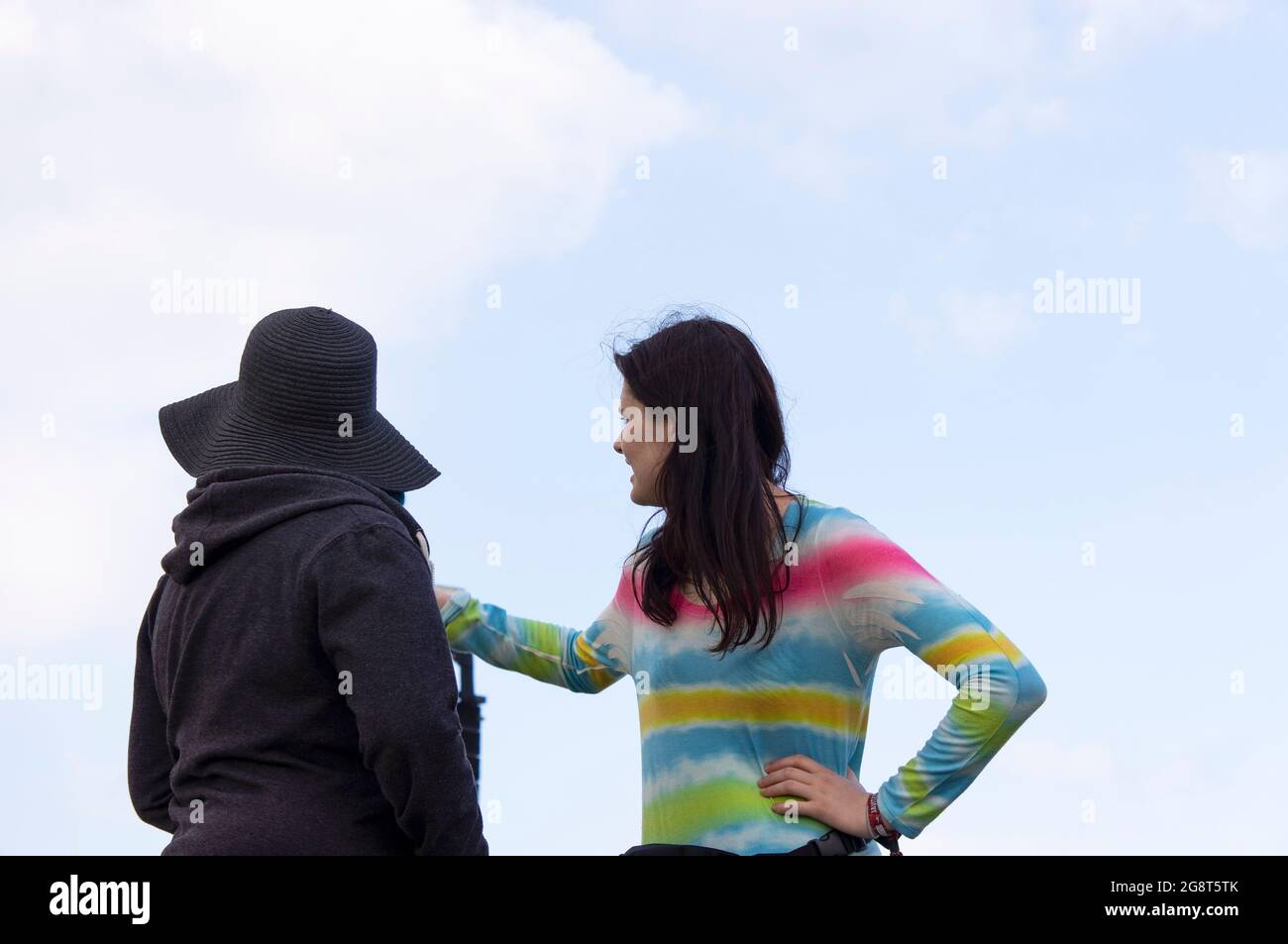 Dos niñas en un festival al aire libre Foto de stock