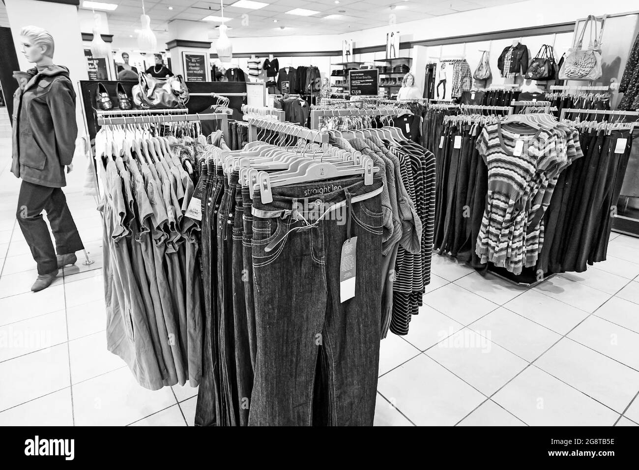 Tienda de ropa 2025 blanco y negro centro