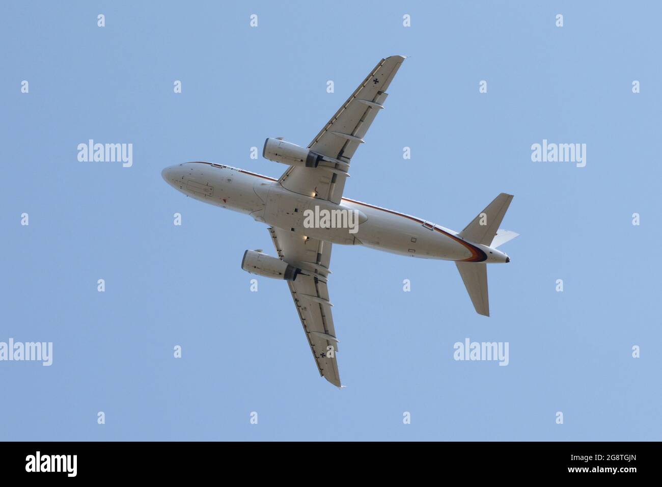 15+02, un Airbus A319CJ operado por la Fuerza Aérea Alemana en el papel de transporte ejecutivo, en el Aeropuerto Internacional de Prestwick en Ayrshire, Escocia. Foto de stock