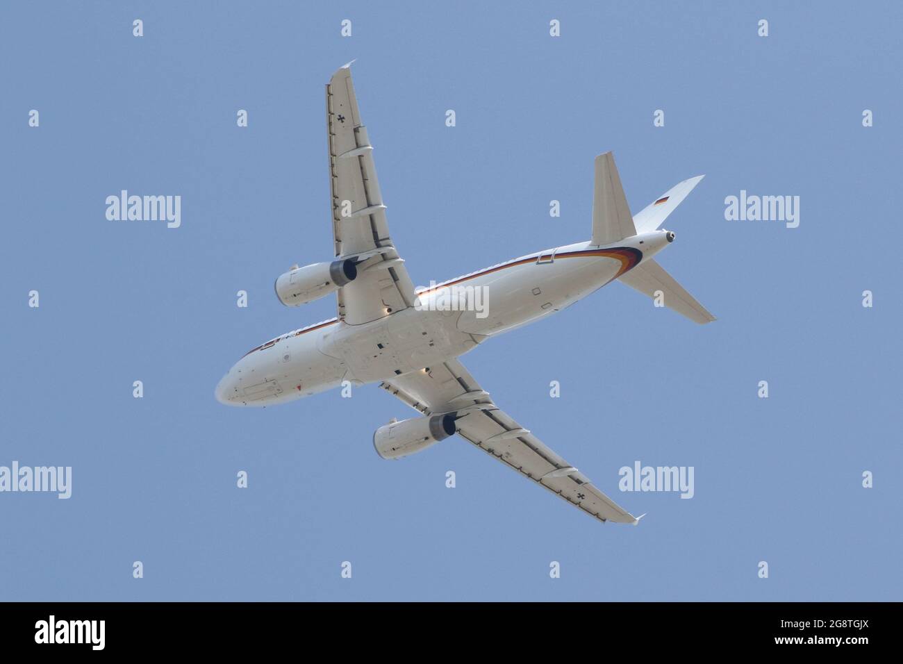 15+02, un Airbus A319CJ operado por la Fuerza Aérea Alemana en el papel de transporte ejecutivo, en el Aeropuerto Internacional de Prestwick en Ayrshire, Escocia. Foto de stock