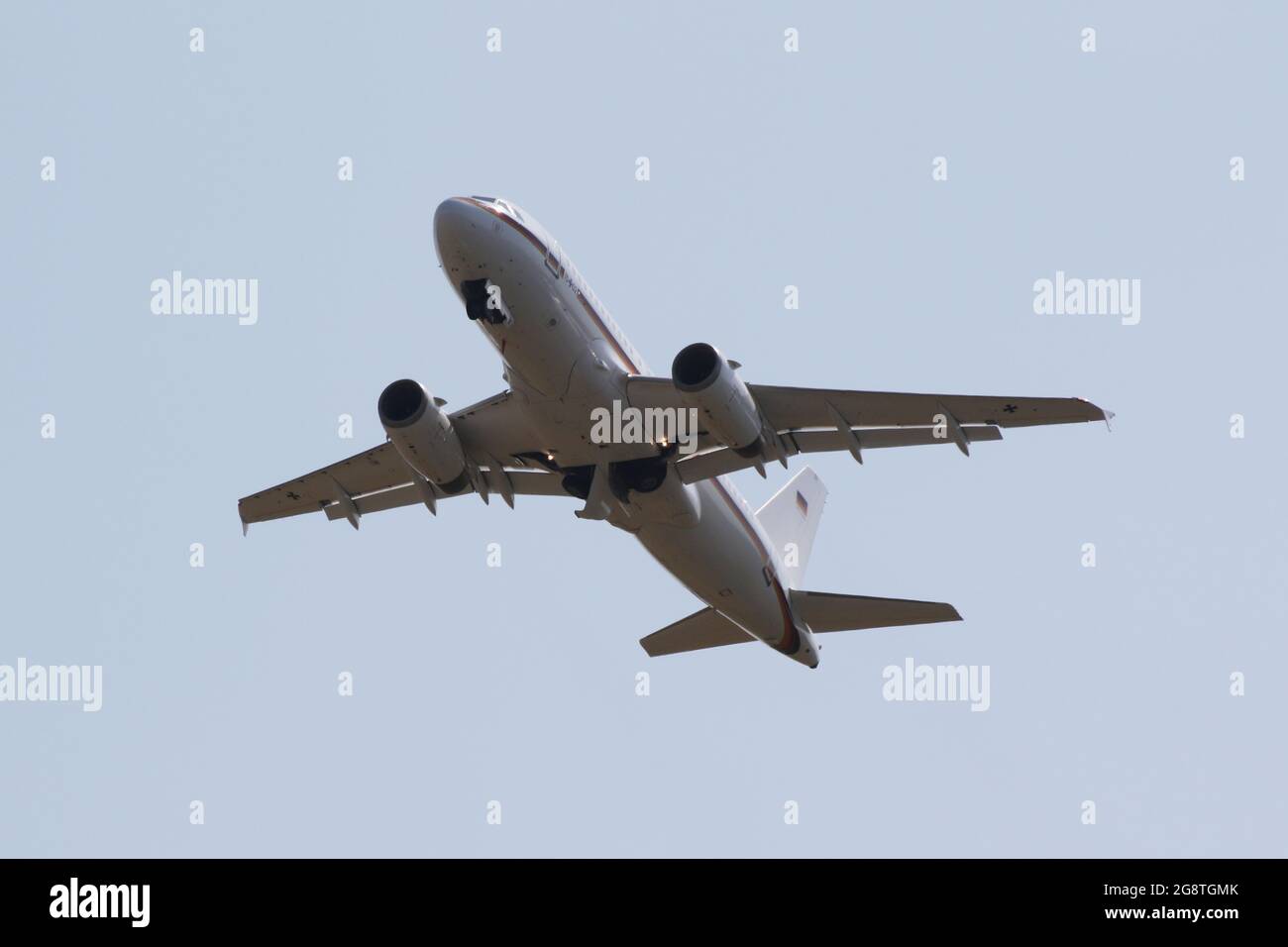 15+02, un Airbus A319CJ operado por la Fuerza Aérea Alemana en el papel de transporte ejecutivo, en el Aeropuerto Internacional de Prestwick en Ayrshire, Escocia. Foto de stock