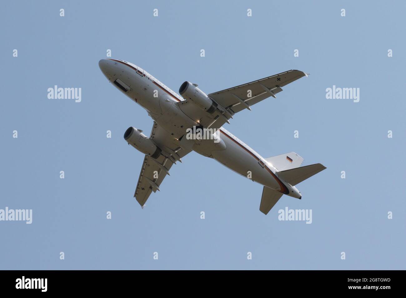 15+02, un Airbus A319CJ operado por la Fuerza Aérea Alemana en el papel de transporte ejecutivo, en el Aeropuerto Internacional de Prestwick en Ayrshire, Escocia. Foto de stock