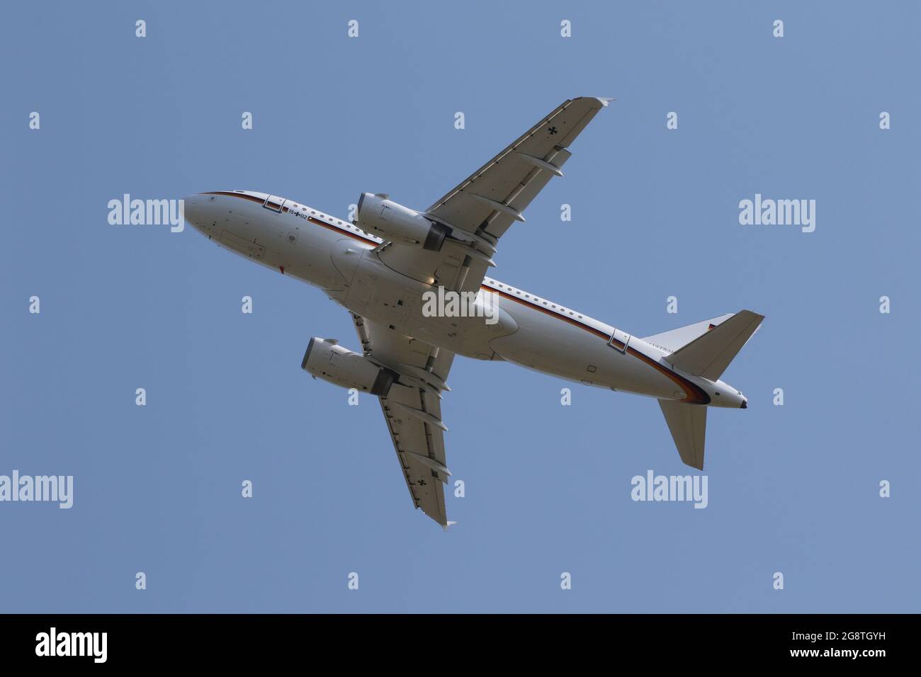 15+02, un Airbus A319CJ operado por la Fuerza Aérea Alemana en el papel de transporte ejecutivo, en el Aeropuerto Internacional de Prestwick en Ayrshire, Escocia. Foto de stock