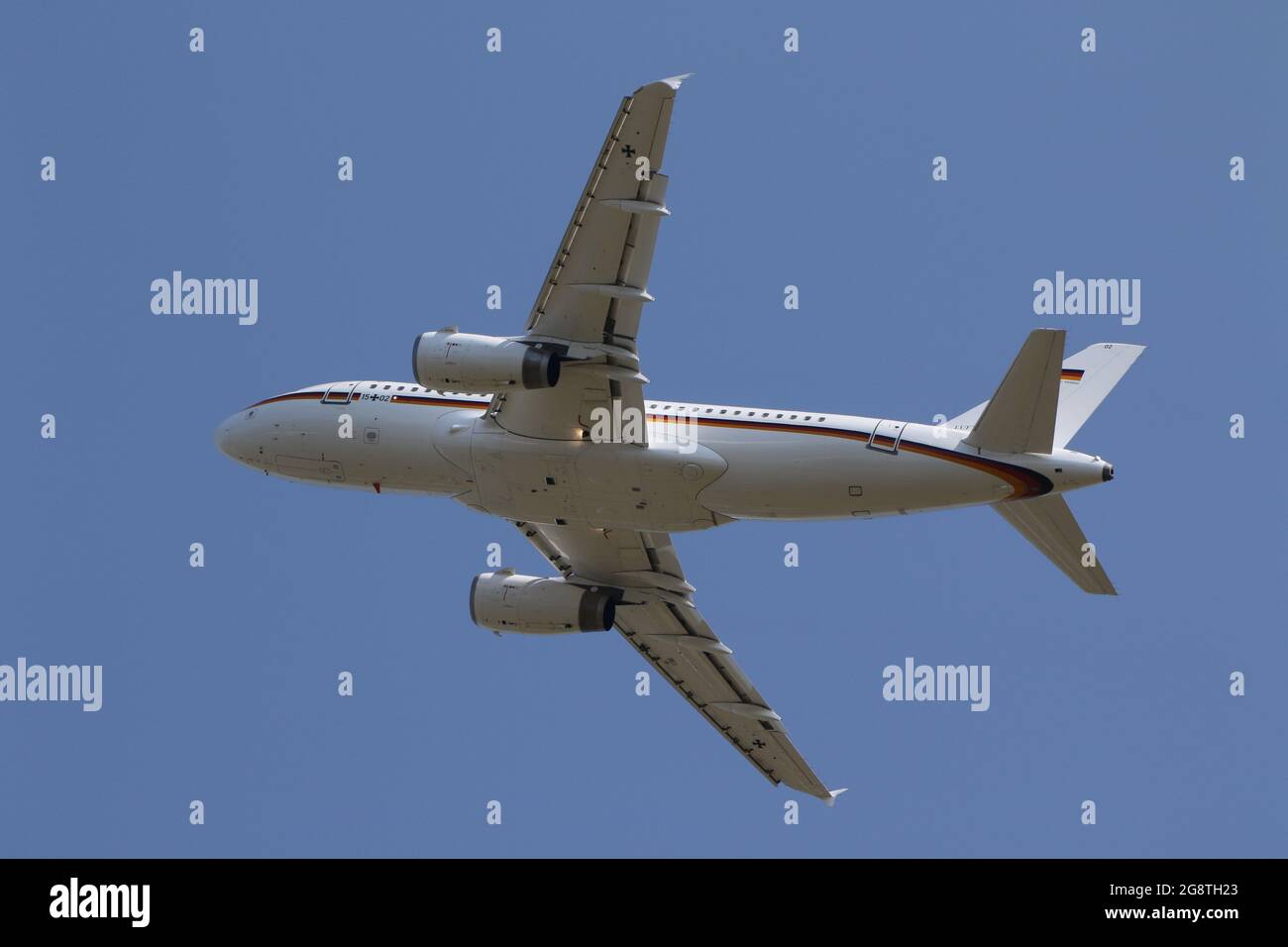 15+02, un Airbus A319CJ operado por la Fuerza Aérea Alemana en el papel de transporte ejecutivo, en el Aeropuerto Internacional de Prestwick en Ayrshire, Escocia. Foto de stock