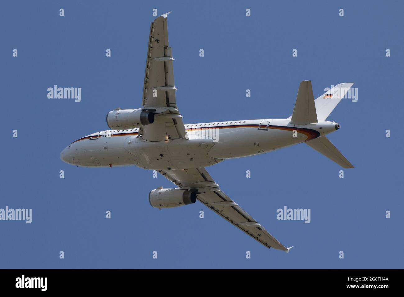 15+02, un Airbus A319CJ operado por la Fuerza Aérea Alemana en el papel de transporte ejecutivo, en el Aeropuerto Internacional de Prestwick en Ayrshire, Escocia. Foto de stock