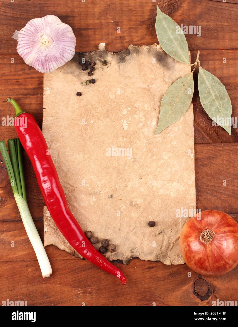 Papel antiguo para recetas y especias sobre mesa de madera Foto de stock