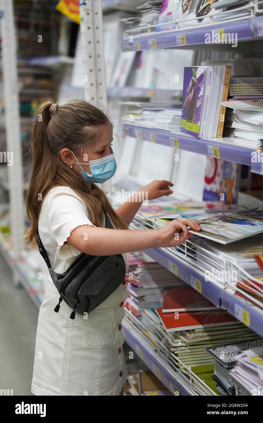 Una Colegiala Y Su Madre En La Tienda Eligen Una Falda Con