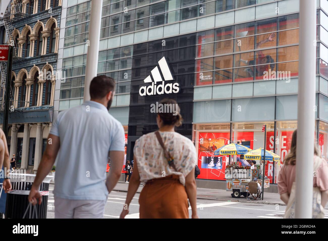 Nueva York, Estados 17th de julio de 2021. Los compradores caminan delante de una tienda Adidas en Manhattan. (Imagen de crédito: © Stephen Images via ZUMA Press Wire Fotografía de